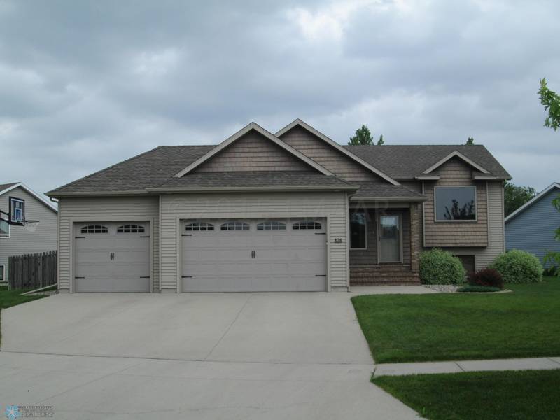 828 16 AVE, West Fargo, ND 58102