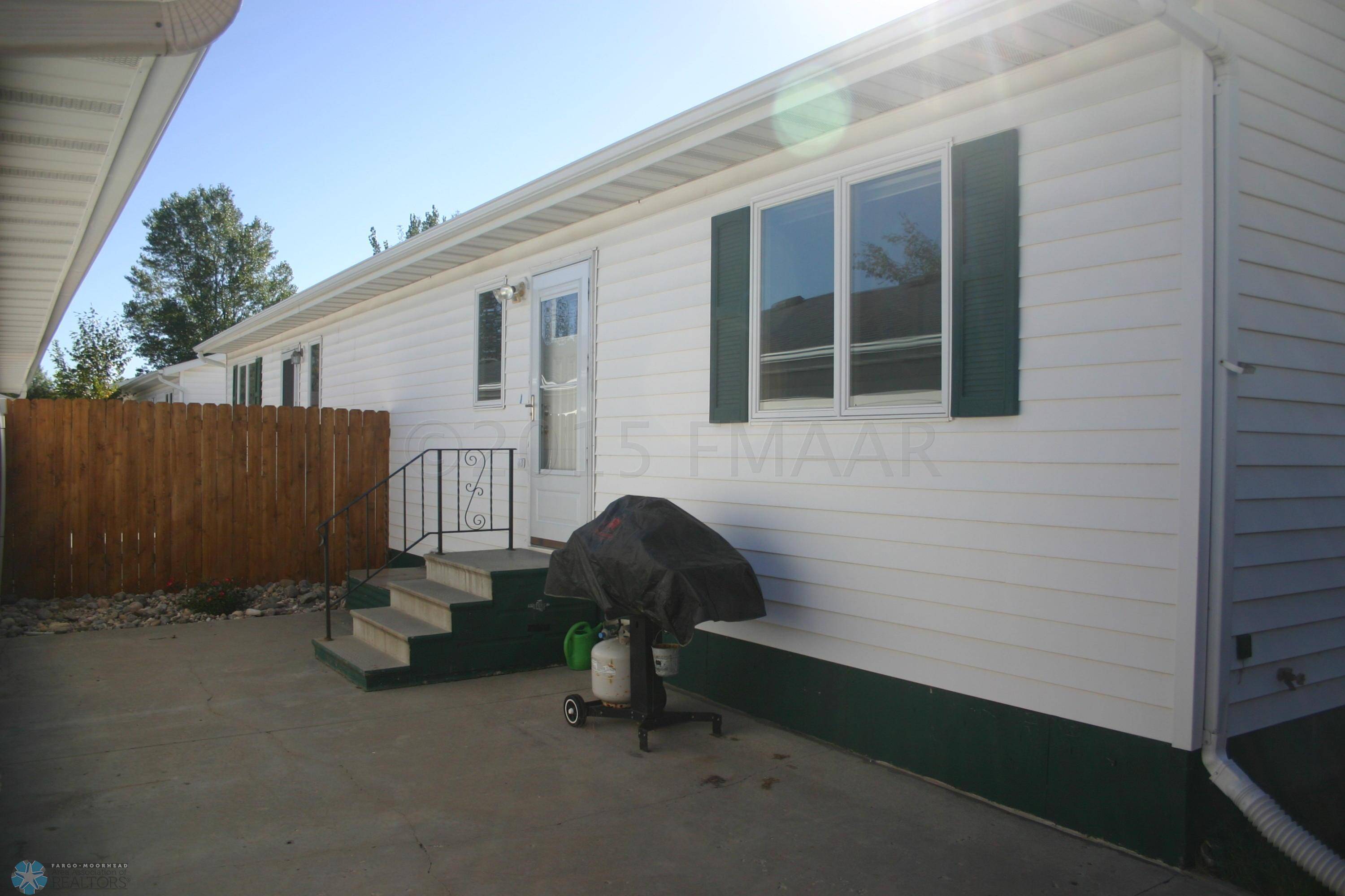 2023 32 AVE S, Fargo, ND 58103