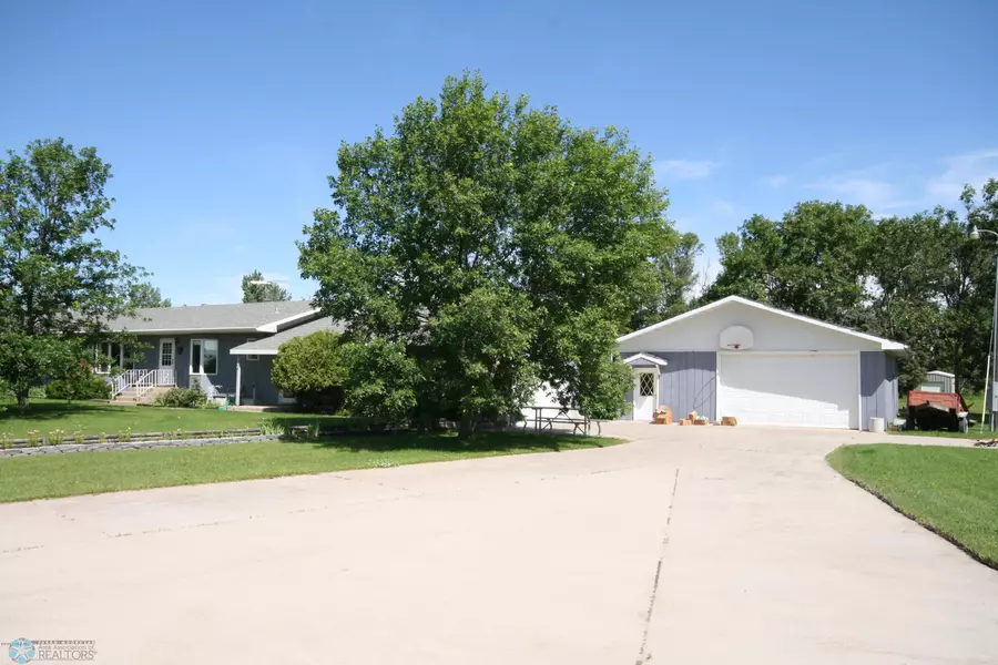 122 7TH AVE NW, Hillsboro, ND 58045