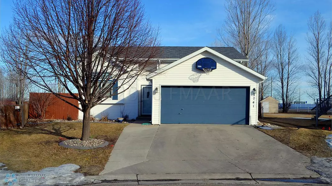 3741 VILLAGE GREEN CIR, Moorhead, MN 56560