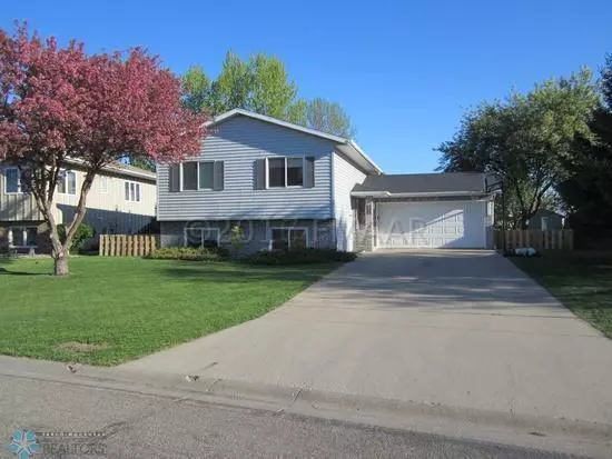 2916 VILLAGE GREEN DR W LOOP, Moorhead, MN 56560