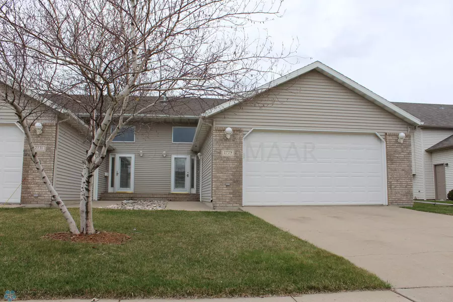 2729 WHEATLAND DR S, Fargo, ND 58103