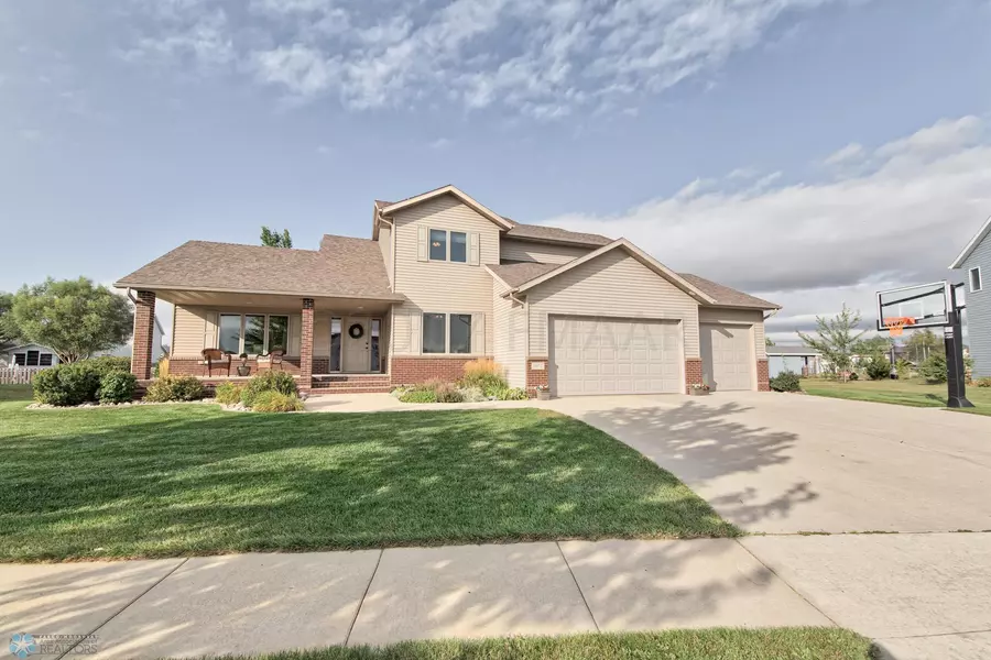 1072 PARKWAY LN, West Fargo, ND 58078