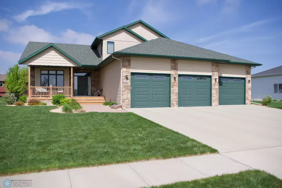 4841 WOODHAVEN DR S, Fargo, ND 58104