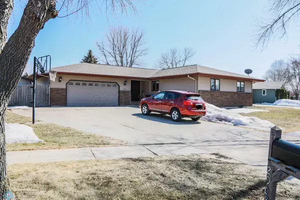 2908 SOUTHGATE DR S, Fargo, ND 58103