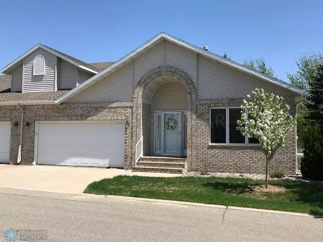 2416 MADISON SQUARE DR S, Fargo, ND 58104