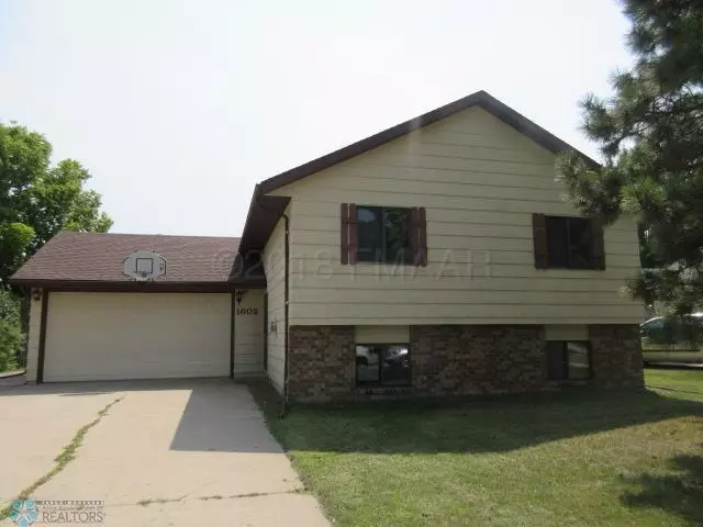 1602 36 1/2 AVE S, Fargo, ND 58104