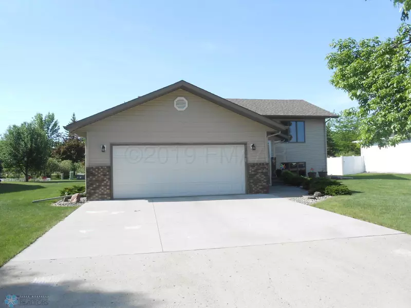 1403 SPRUCE DR, Wahpeton, ND 58075