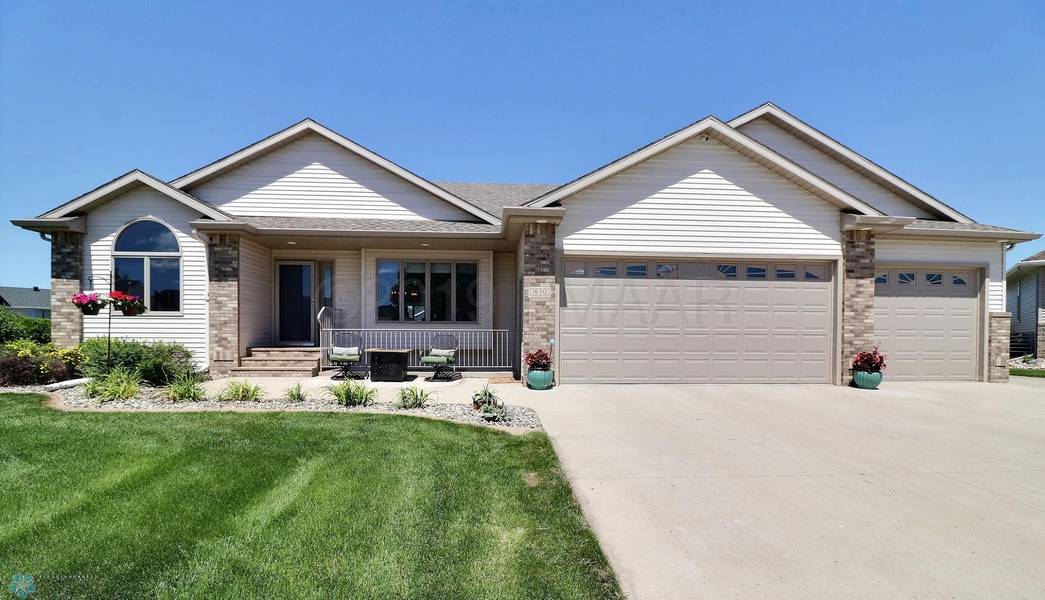 1630 WESTWOOD CT, West Fargo, ND 58078