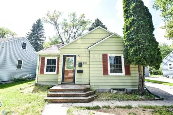 911 2ND ST S, Moorhead, MN 56560