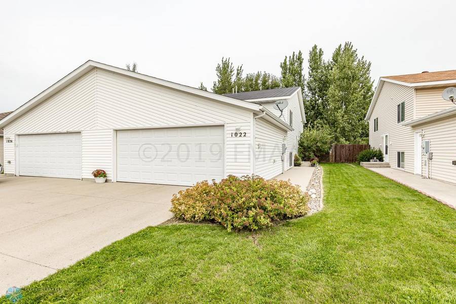 1022 OAK PL, West Fargo, ND 58078