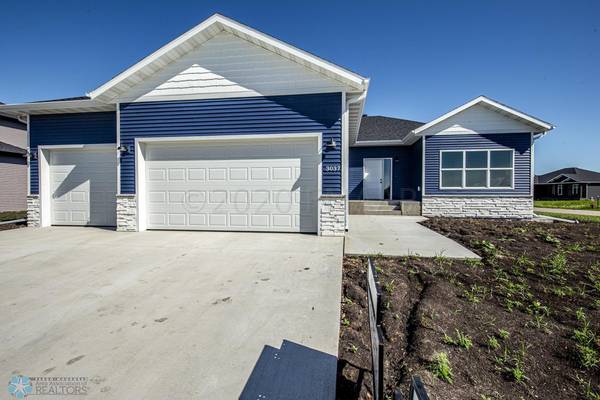 3037 PRAIRIE FARMS CIR S, Fargo, ND 58104