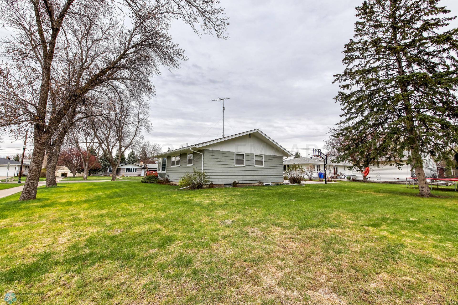 Fargo, ND 58103,826 PARK DR S