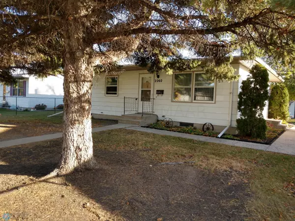 2202 9 AVE S, Fargo, ND 58103