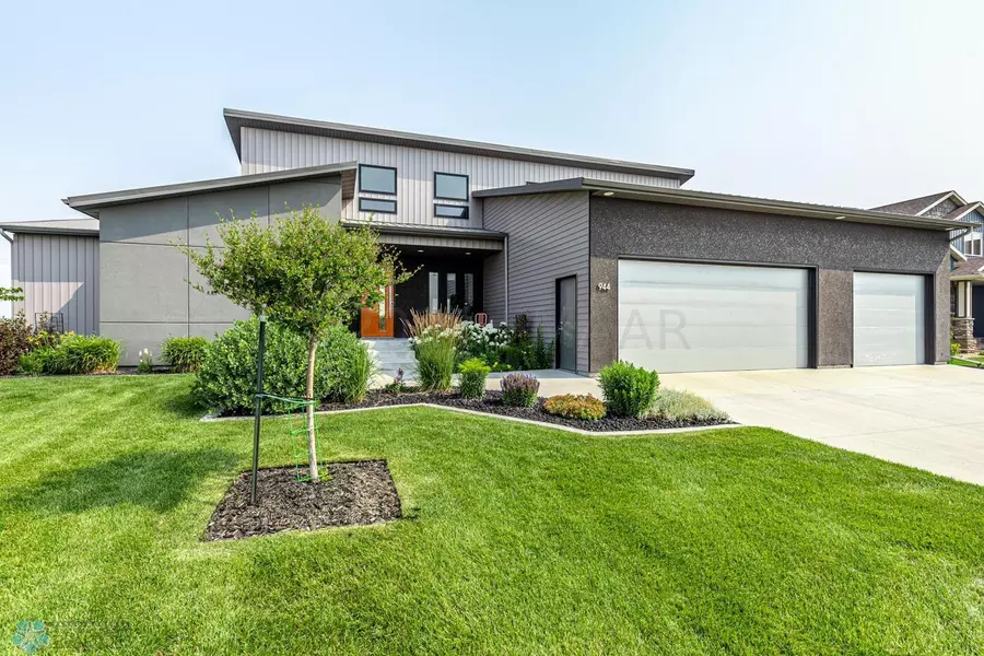 944 MULBERRY LN, West Fargo, ND 58078