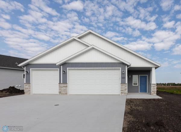 430 HAMPTON DR W, Moorhead, MN 56560