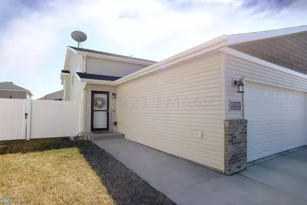 6214 58 AVE S, Fargo, ND 58104