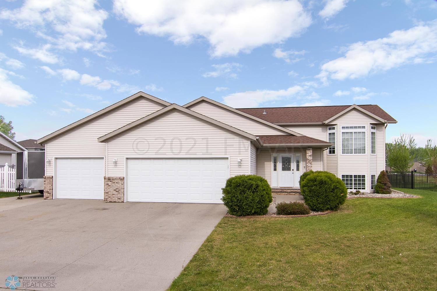 3742 HARRISON ST S, Fargo, ND 58104