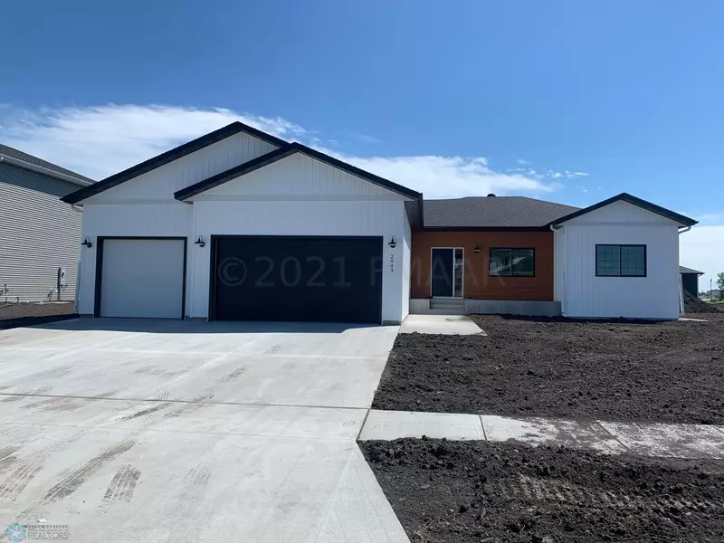 2943 PRAIRIE FARMS CIR S, Fargo, ND 58104