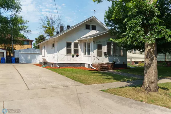 722 12 ST N, Fargo, ND 58102