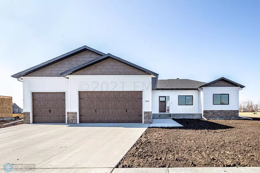 2915 PRAIRIE FARMS CIR S, Fargo, ND 58104