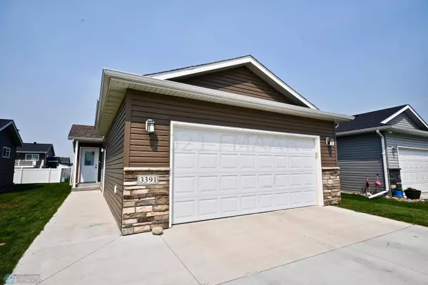 3391 MAPLE LEAF LOOP S, Fargo, ND 58104