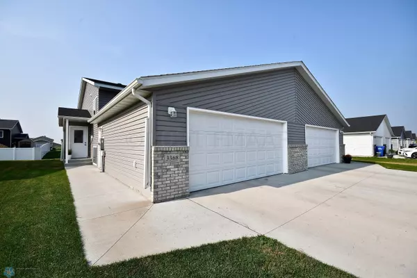 3368 MAPLE LEAF LOOP S, Fargo, ND 58104