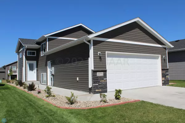 3375 MAPLE LEAF LOOP S, Fargo, ND 58104