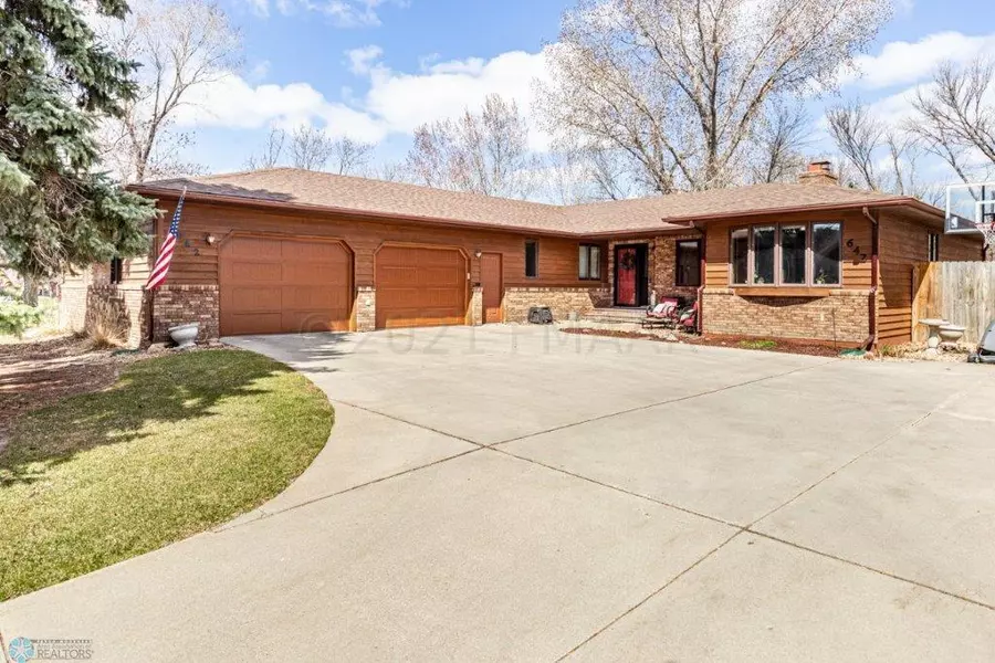 642 PHEASANT RUN E, West Fargo, ND 58078