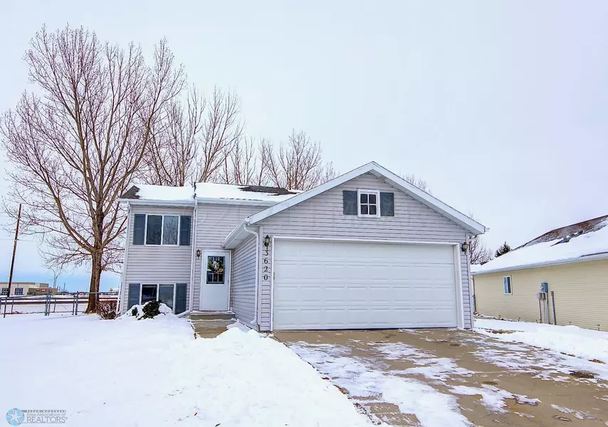 3620 VILLAGE GREEN LN, Moorhead, MN 56560