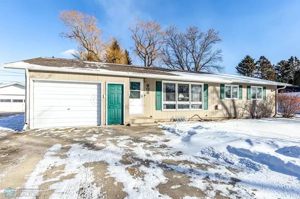 Moorhead, MN 56560,606 CEDAR LN