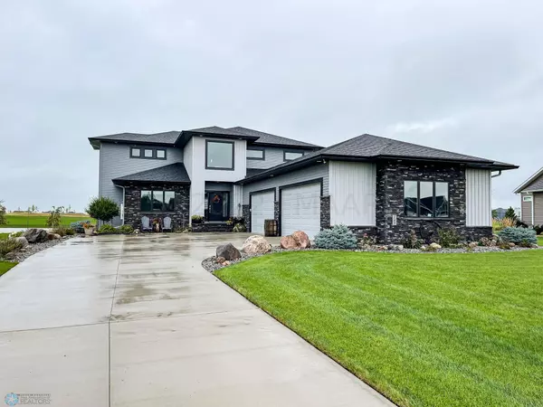 768 RIVERBEND RD,  Oxbow,  ND 58047