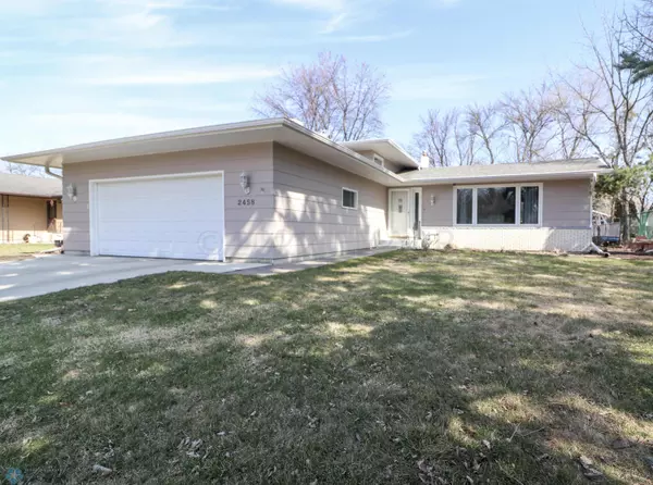 2458 W COUNTRY CLUB S DR S, Fargo, ND 58103