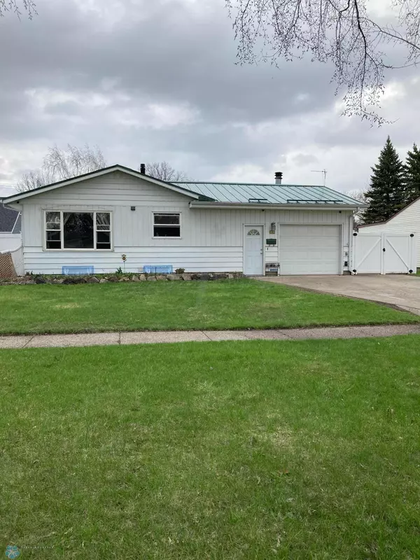 1842 14 1/2 ST S, Fargo, ND 58103