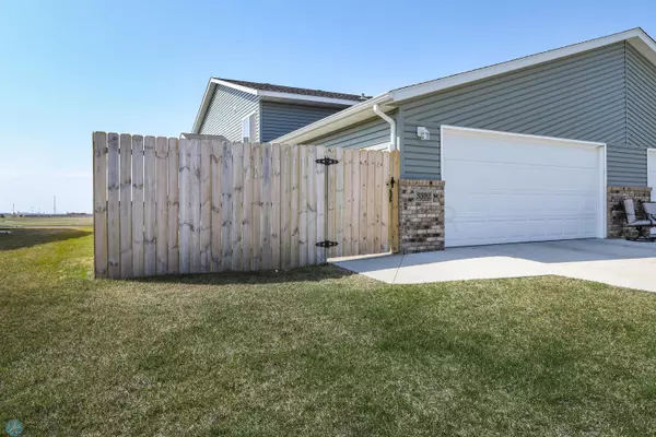 3392 MAPLE LEAF LOOP S, Fargo, ND 58104