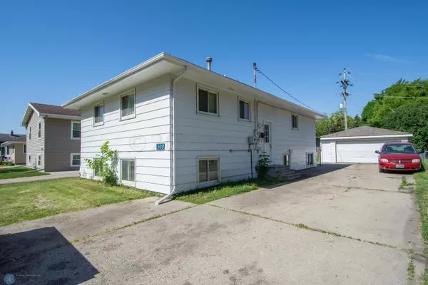 1309 16 1/2 ST S, Fargo, ND 58103