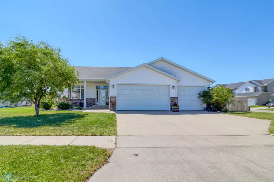 1095 PARKWAY LN, West Fargo, ND 58078