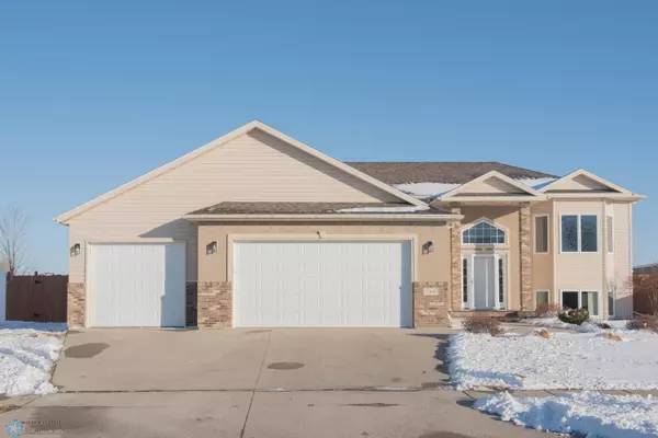 1060 PARKWAY LN, West Fargo, ND 58078