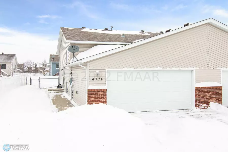 4774 TOWNSITE PL S, Fargo, ND 58104