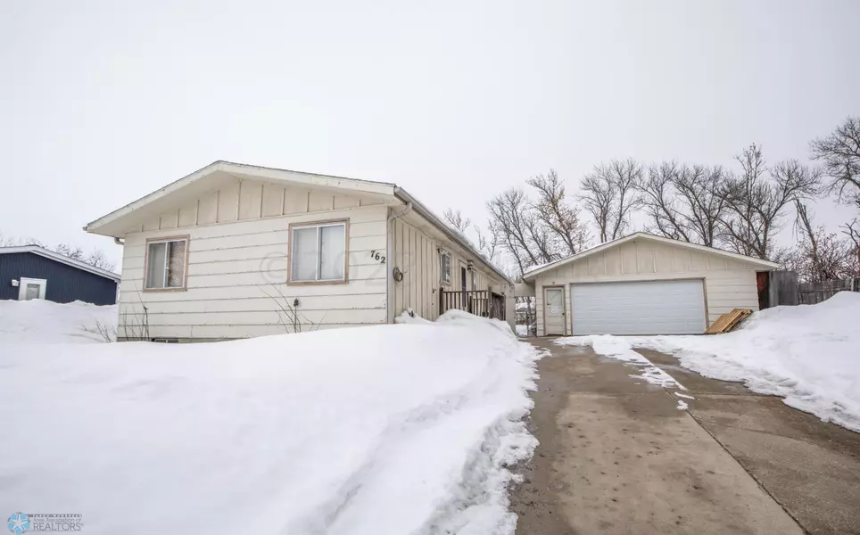 762 10 1/2 AVE W, West Fargo, ND 58078