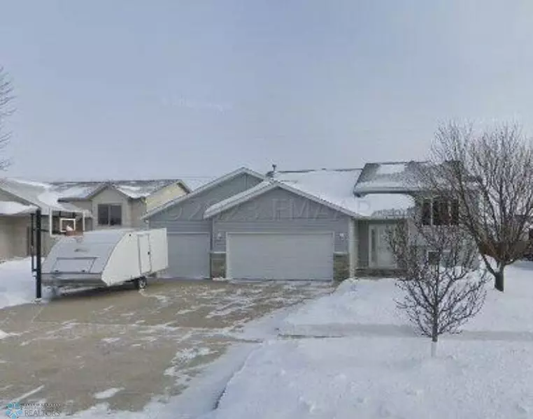 1642 OAKWOOD DR, West Fargo, ND 58078