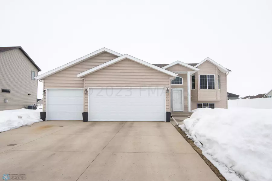 4524 SUNRISE DR, West Fargo, ND 58078