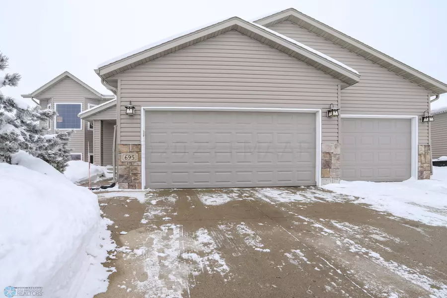 695 WYNDEMERE DR, West Fargo, ND 58078