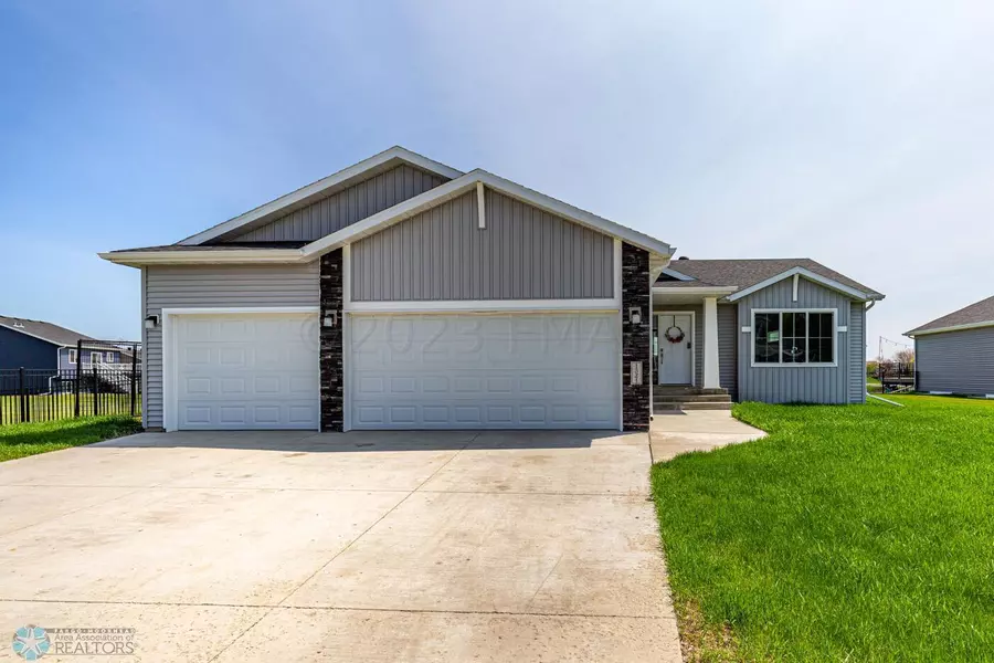 1321 GOLDENWOOD DR, West Fargo, ND 58078