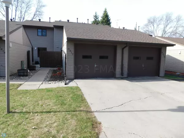 3217 CHERRY LN N, Fargo, ND 58102