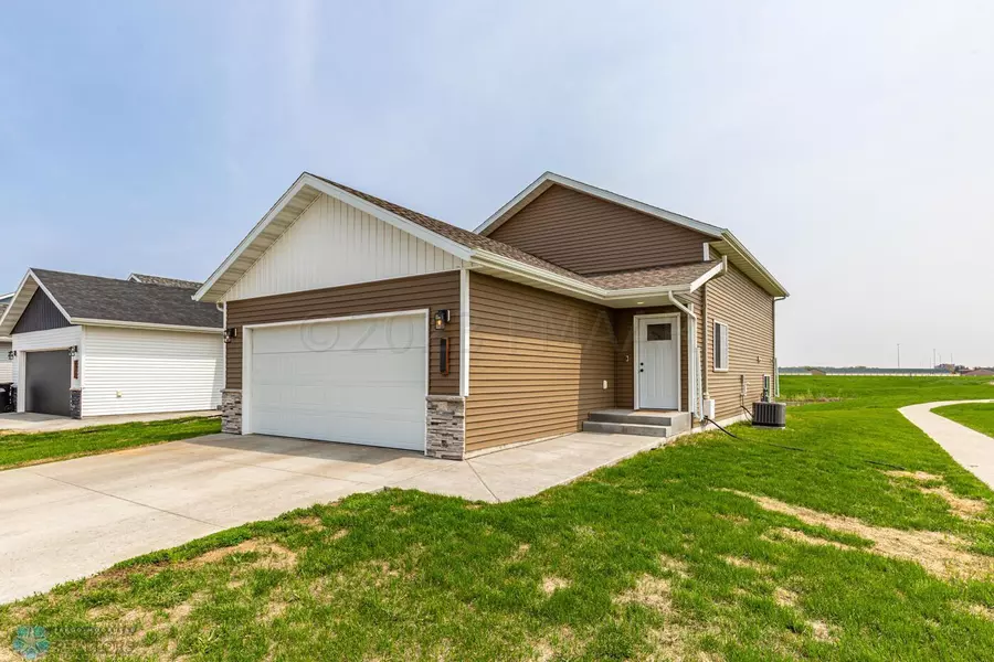 1000 HIGHLAND LN W, West Fargo, ND 58078