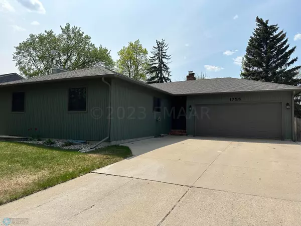 1725 PRAIRIE LN S, Fargo, ND 58103