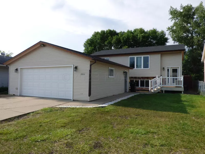 2008 5 AVE E, West Fargo, ND 58078