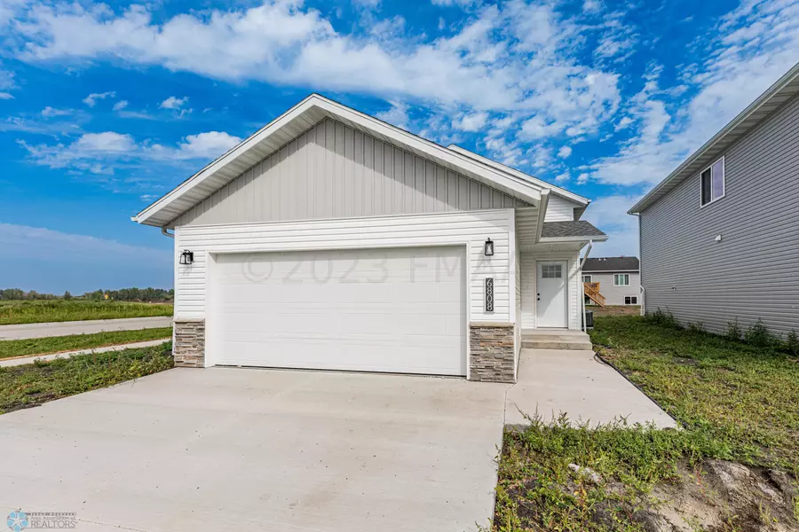 6808 THOMAS ST, Horace, ND 58047