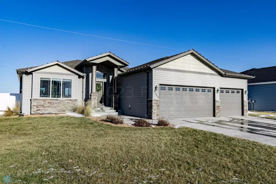 4252 PONDEROSA PL S, Fargo, ND 58104